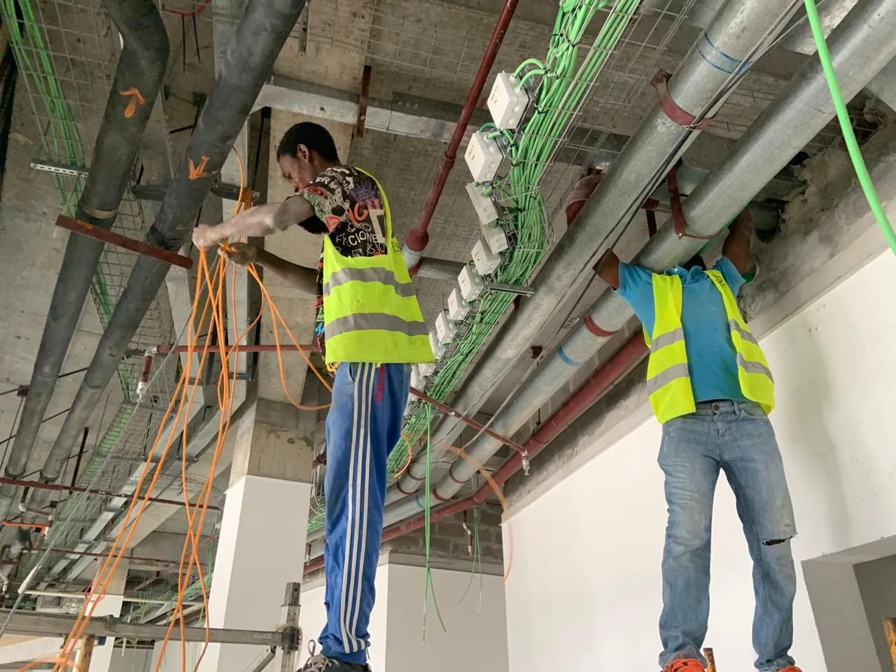 Caminhos de cabos em teto técnico